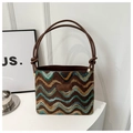 Detalle del patrón de ondas multicolor en bolso retro con etiqueta de cuero JINGPIN - café