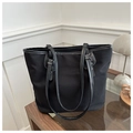 Detalle de bolso tote negro con costuras blancas en contraste y hebillas metálicas plata - Negro