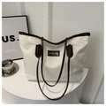 Detalle del bolso tote de nailon blanco roto con gran capacidad y etiqueta de cuero marrón - Blanco & Café