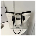 Detalle de bolso tote de nailon blanco con bordes de cuero negro y parche de logo - Blanco y Negro