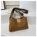 Borsa a secchiello trapuntata marrone con ampia tracolla con motivo vintage di tendenza - Marrone