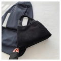 Grand sac cabas noir en velours côtelé avec larges anses pour un style urbain chic - Noir