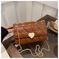 Détail du sac marron avec matelassage cœur, fermoir cœur doré et bandoulière chaîne - Style Serrure de Cœur (1601) / Marron