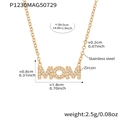 Detail van de MOM ketting van goudkleurig roestvrij staal met zirkonia en afmetingen - Gouden MOM Stijl