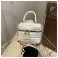 Dettaglio mini borsa a secchiello trapuntata bianca con cerniere dorate e tracolla a catena - Bianco