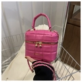 Dettaglio della borsa a secchiello trapuntata rosa con scritte oro e catena - rosa acceso