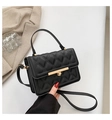 Sac bandoulière matelassé noir avec fermoir doré et poignée supérieure arrondie - Noir