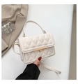 Sac à bandoulière matelassé blanc avec fermoir en métal doré et poignée en cuir PU - Blanc Cassé