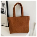 Detalle del bolso tote de pana marrón con textura de costillas verticales y diseño retro - Marrón