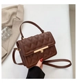 Sac bandoulière matelassé marron foncé avec boucle dorée et poignée élégante - Marron