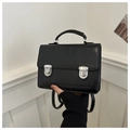 Sac à dos et bandoulière en cuir noir style britannique porté pour montrer la taille - Noir