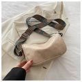 Detalle del bolso hobo beige con una correa ancha bordada de estilo étnico - Caqui