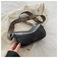 Detalle de bolso de almohada negro mate con correa ancha bordada de estilo bohemio - Negro