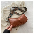 Detalle de bolso vintage marrón con textura de piel y correa de estilo bohemio - Marrón