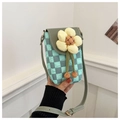 Detalle de mini bolso bandolera acolchado a cuadros con gran adorno de flor amarilla 3D - Azul lago