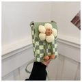 Detalle de bolso bandolera de cuadros verdes con flor 3D y correa de cuero delgada - Verde