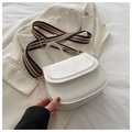 Borsa a sella bianca minimalista in pelle con tracolla a righe e chiusura a patta - Bianco