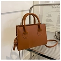 Bolso de mano rectangular color canela con detalles dorados y correa desmontable - Marrón