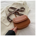 Borsa a sella marrone a semicerchio con ampia tracolla a righe e dettagli dorati - Marrone