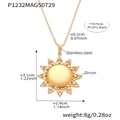 Detail van de 18k vergulde zon hanger ketting met zirkoon en afmetingen van de maat - Gouden Zonnebloem Stijl