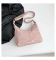 Borsa hobo rosa minimalista con finitura lucida stropicciata e tracolla regolabile - Rosa