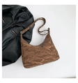 Borsa tote marrone scuro minimalista con trama stropicciata e tracolla regolabile - Marrone