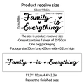 Detail der Wandtattoo Maße 25x50cm und Layout für den Family is Everything Schriftzug im Wohnzimmer - Schwarzer Minimalistischer Englischer Stil