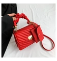 Borsa a mano trapuntata rossa con chiusura a cuore dorata e ciondolo portamonete abbinato - Rosso