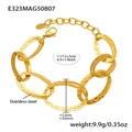 Detail eines vergoldeten zweilagigen Gliederarmbands mit Hammerschlag-Textur und Karabiner - Goldenes Armband (E323) / Gold