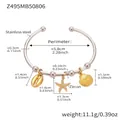 Bracelet jonc en acier argenté avec breloques dorées d'étoile de mer et coquillage - Style Étoile de Mer Coquillage Bicolore (Z495)