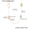 Dettaglio dei pendenti a goccia in vetro colorato sulla collana lunga in acciaio dorato - Goccia Multicolore Oro