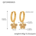 Détail de boucles d'oreilles papillon dorées en acier avec zircons et texture martelée - Q072-Boucles d'oreilles Papillon Doré Zircon