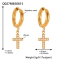 Gros plan sur boucles d'oreilles croix en acier plaqué or 18 carats avec zircons - Créoles Dorées Avec Pendentif Croix (Q027)