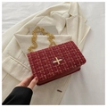 Dettaglio borsa a tracolla in tweed rosso scuro con catena dorata e chiusura a girello - Rosso