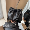 Bolso cubo de cuero negro con diseño plisado y correa de cadena en reflejo de espejo - Negro