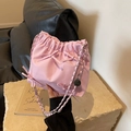 Bolso saco rosa con cordón, diseño plisado, detalle de lazo y correa de cadena plata - Rosa