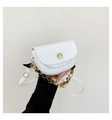 Détail d'un sac selle blanc avec fermoir en métal doré et foulard en soie décoratif - Blanc