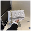 Dettaglio borsa a tracolla trapuntata bianca con catena dorata e imbottitura geometrica - Bianco