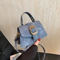 Blaue Handtasche in Denim-Optik mit großer goldener Schnalle und Umhängeriemen - Blau