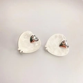 Herz-Ohrstecker 18K vergoldet mit cremefarbenem Edelstein und kleinem Silber-Inlay - Ohrstecker-Stil / Silber + Weißer Kristall