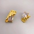 Orecchini a perno dorati irregolari con grandi cristalli rettangolari e stile moderno - Oro