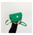 Détail du sac selle vert avec fermoir doré rotatif et bandoulière chaîne avec foulard - Vert