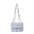 Elegante borsa a tracolla azzurra con trama a onde e finitura in pelle - Blu