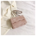 Borsa quadrata rosa con patta ondulata, tracolla a catena argento e logo in rilievo - Rosa