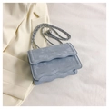 Dettaglio borsa a tracolla celeste con patta ondulata e tracolla a catena argento - Blu