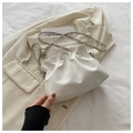 Dettaglio borsa a nuvola bianca arricciata con catena argento su un blazer beige - Bianco