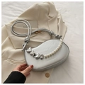 Détail du sac croissant argenté avec fini métallisé et chaîne de perles en cœur - Argent