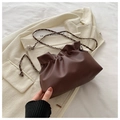 Borsa a secchiello nuvola marrone arricciata con catena d'argento e sfere metalliche - Marrone