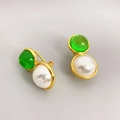 Orecchini vintage in ottone placcato oro 18K con resina verde e inserti in perla - Verde
