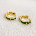 Eleganti orecchini a cerchio placcati oro 18K con smalto verde e trama martellata - Verde